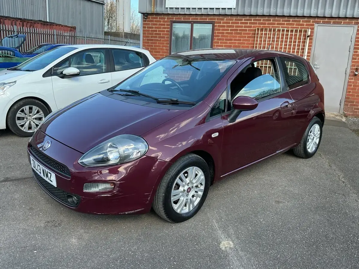 Używany Fiat Punto Easy 77 KM (56 kW) 2013 Czerwony Hatchback