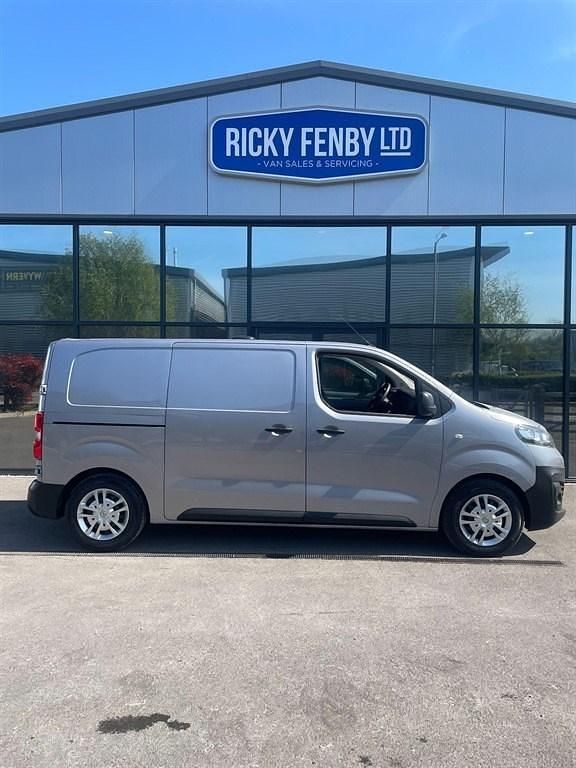 Usado Vauxhall Vivaro 120 HP (88 kW) 2022 Cinzento Monovolume