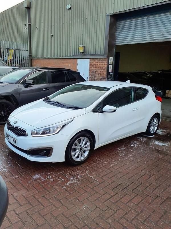 Used Kia ProCeed 134 HP (98 kW) 2017 White Hatchback
