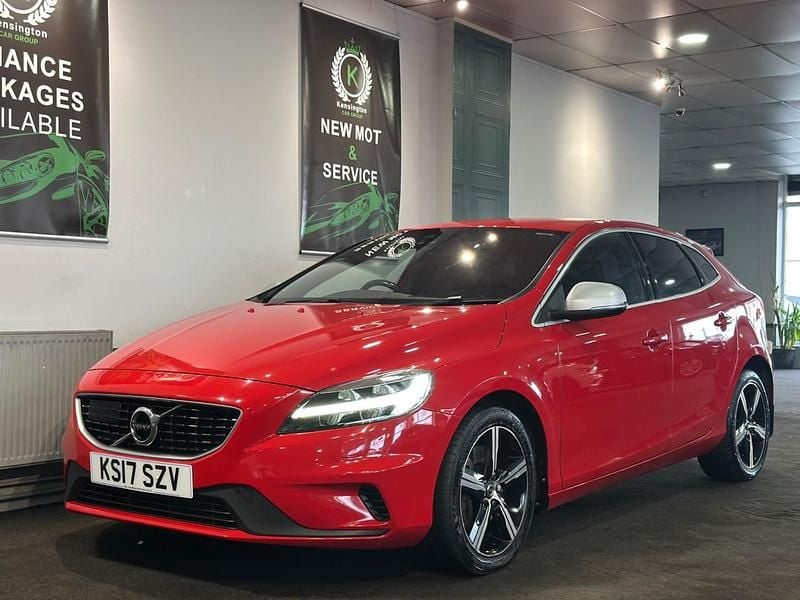 Used Volvo V40 R-Design 190 HP (139 kW) 2017 Red Hatchback