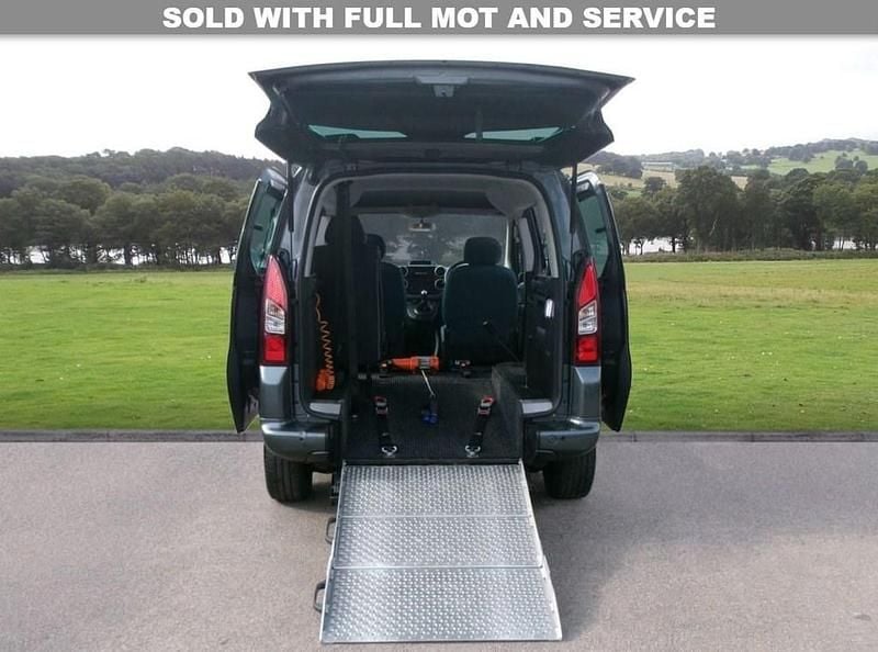 Used Citroën Berlingo Feel 100 HP (73 kW) 2019 Grey MPV