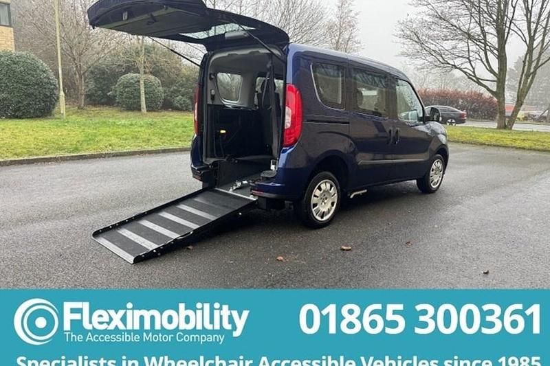 Used Fiat Doblò Easy 95 HP (69 kW) 2017 Blue MPV