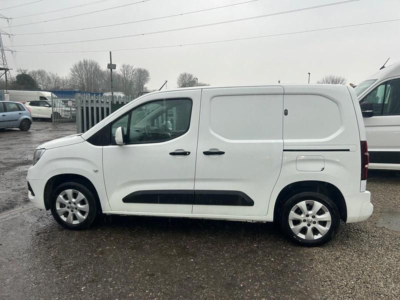 Used Vauxhall Combo 100 HP (73 kW) 2021 White MPV