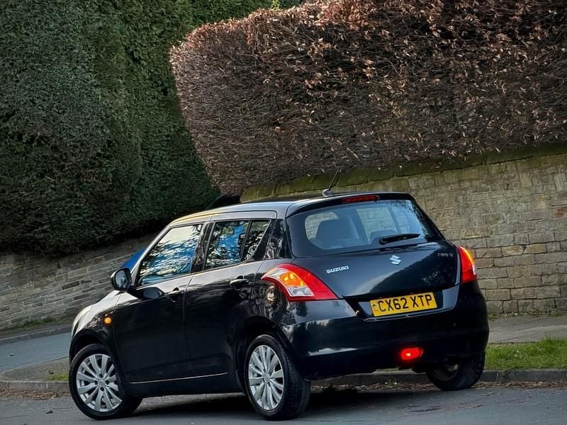 Usado Suzuki Swift SZ3 94 HP (69 kW) 2012 Preto Citadino