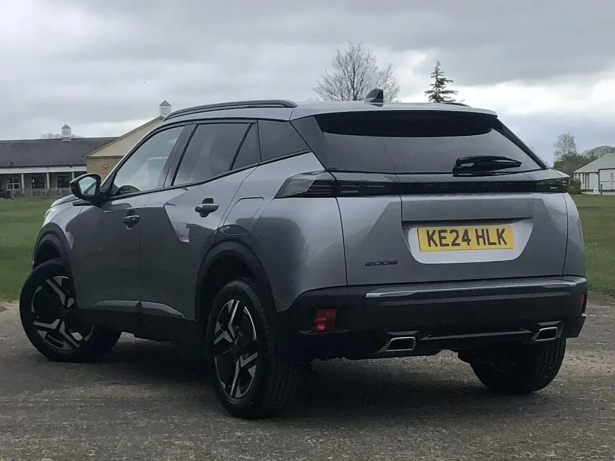Usado Peugeot 2008 Allure 129 CV (94 kW) 2024 Gris SUV