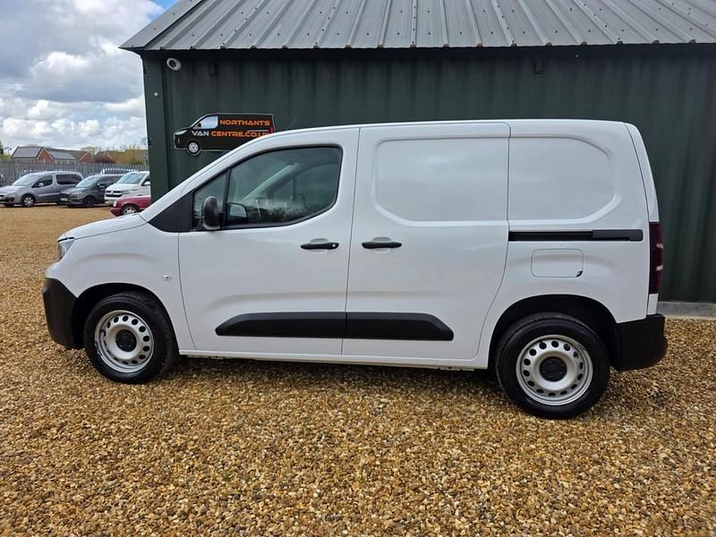 Second-hand Peugeot Partner Premium 131 CP (96 kW) 2024 Alb Monovolum