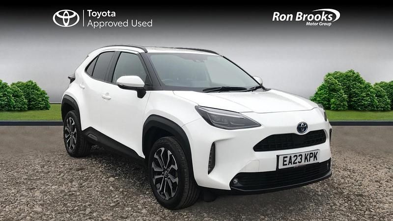 White Used 2023 Toyota Yaris Hybrid Design Hatchback | £20,000 (Expensive) - Image 1/4