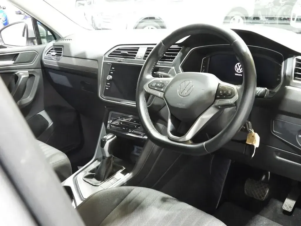 Second-hand VW Tiguan Allspace S 150 CP (110 kW) 2023 Argintiu SUV