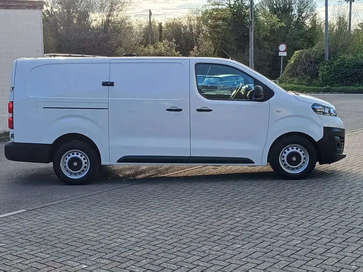 Used Vauxhall Vivaro S 100 HP (73 kW) 2022 White MPV