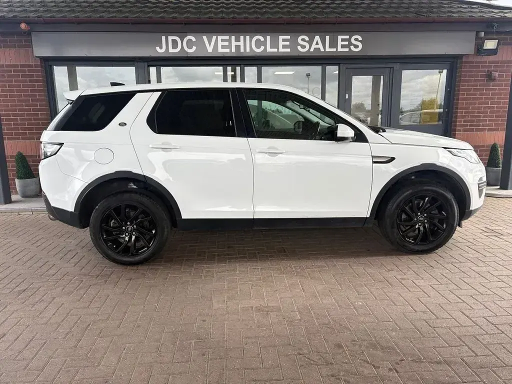 Used Land Rover Discovery Sport SE 180 HP (132 kW) 2018 White SUV