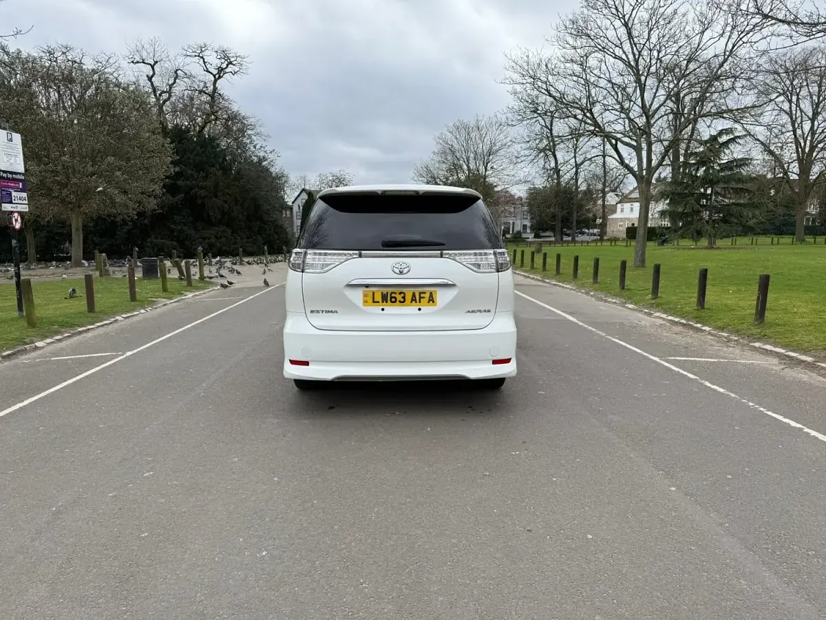Used Toyota Estima 170 HP (125 kW) 2013 White MPV
