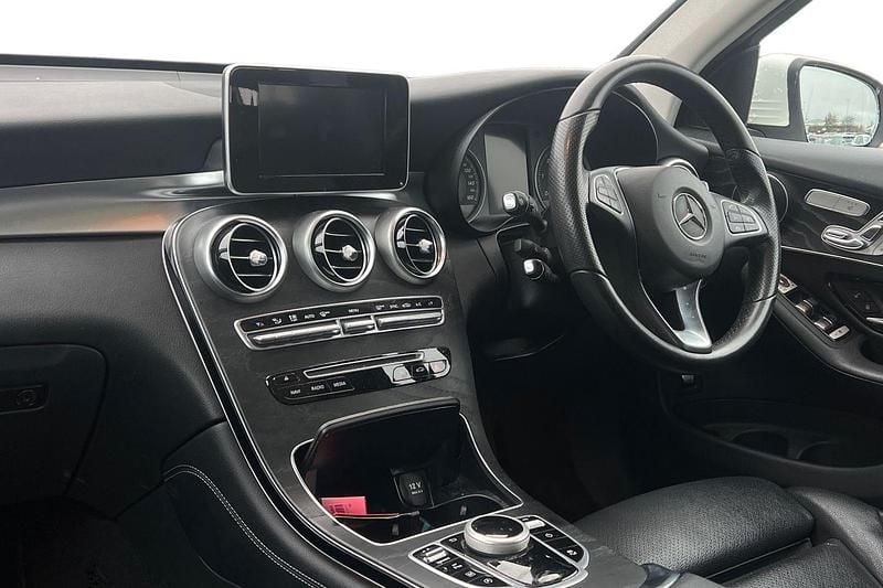 Used Mercedes GLC250 Premium 204 HP (150 kW) 2018 White Estate