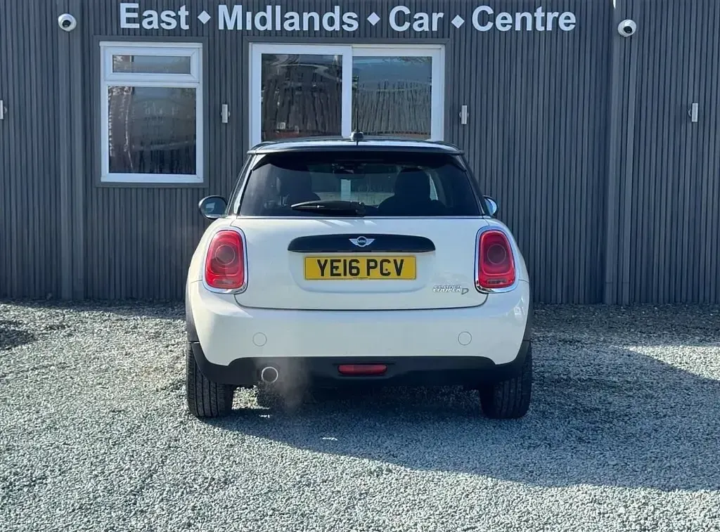 Usado Mini Cooper D Hatch 116 HP (85 kW) 2016 Branco Citadino