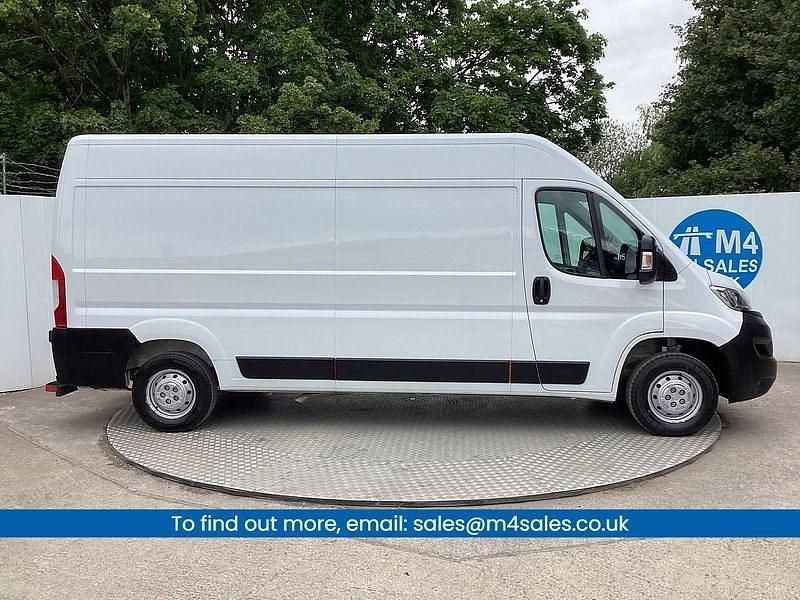 Used Vauxhall Movano 140 HP (102 kW) 2022 White MPV