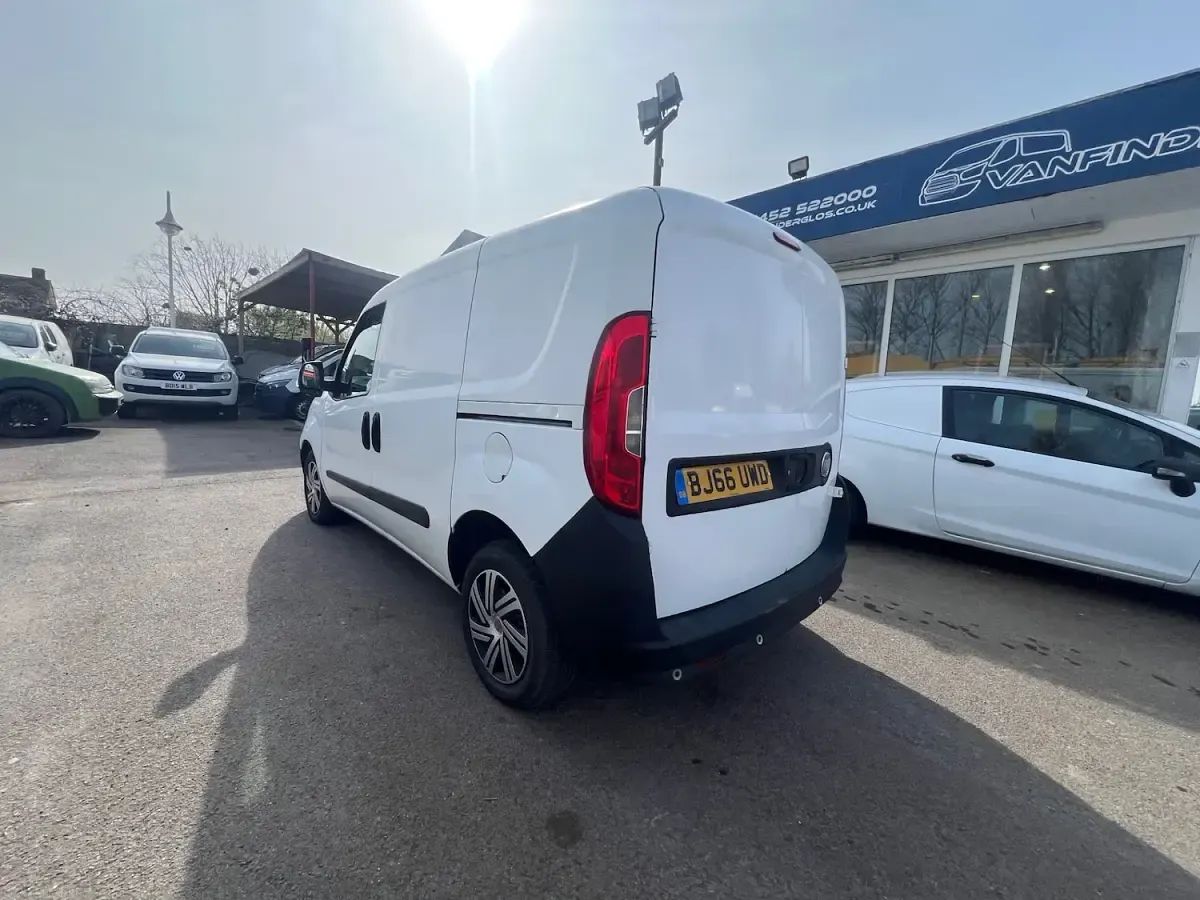Used Fiat Doblò 90 HP (66 kW) 2016 White MPV