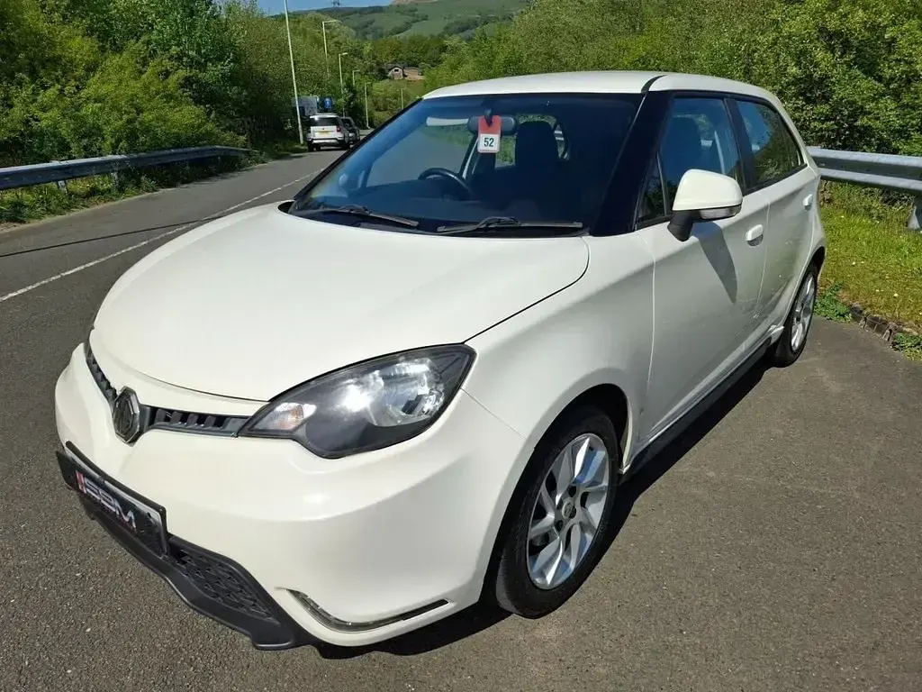 Begagnad MG MG3 2016 Vit Halvkombi