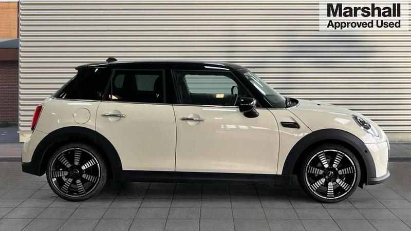 Begagnad Mini Cooper Exclusive 136 HK (100 kW) 2021 Vit Halvkombi