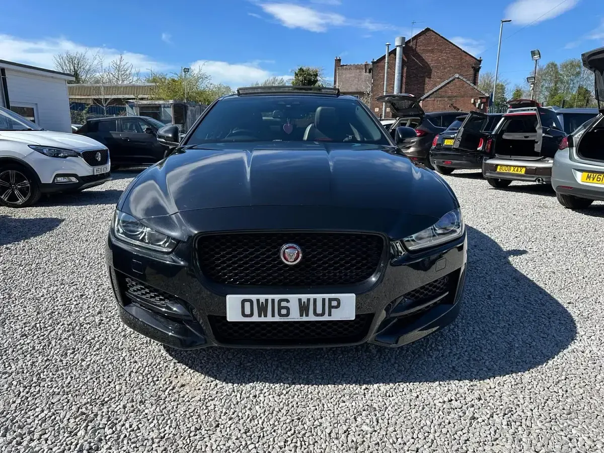 Begagnad Jaguar XE R-Sport 180 HK (132 kW) 2016 Svart Sedan