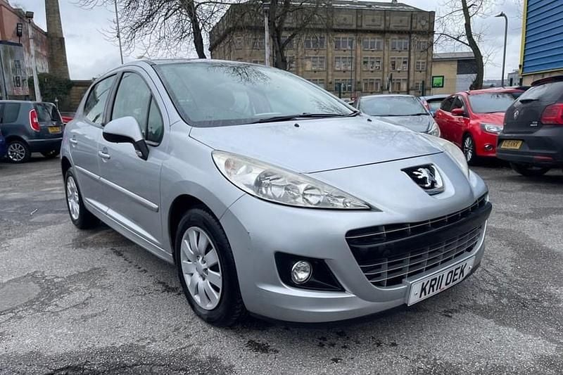 Used Peugeot 207 Active 92 HP (67 kW) 2011 Silver Hatchback