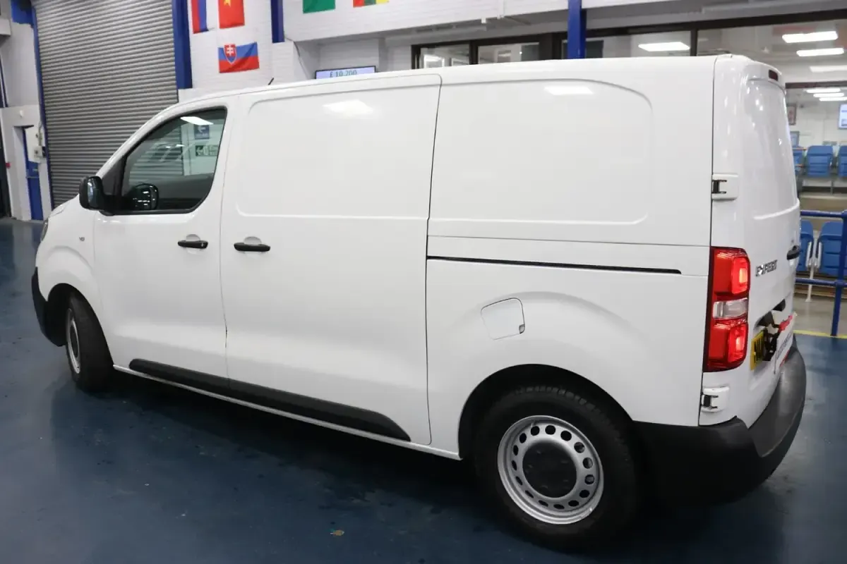 Gebraucht Peugeot Expert 95 PS (69 kW) 2018 Weiß Van