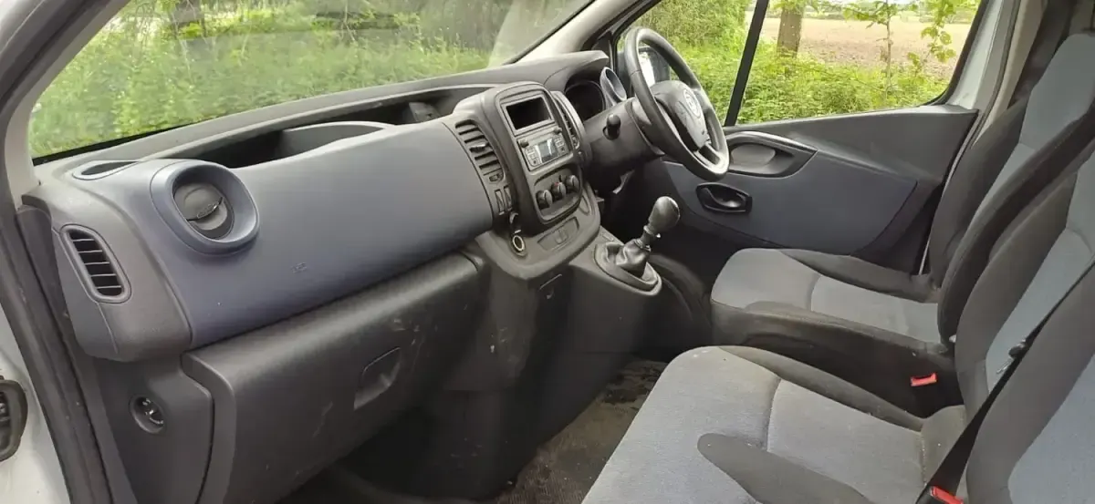 Second-hand Vauxhall Vivaro 2017 Alb