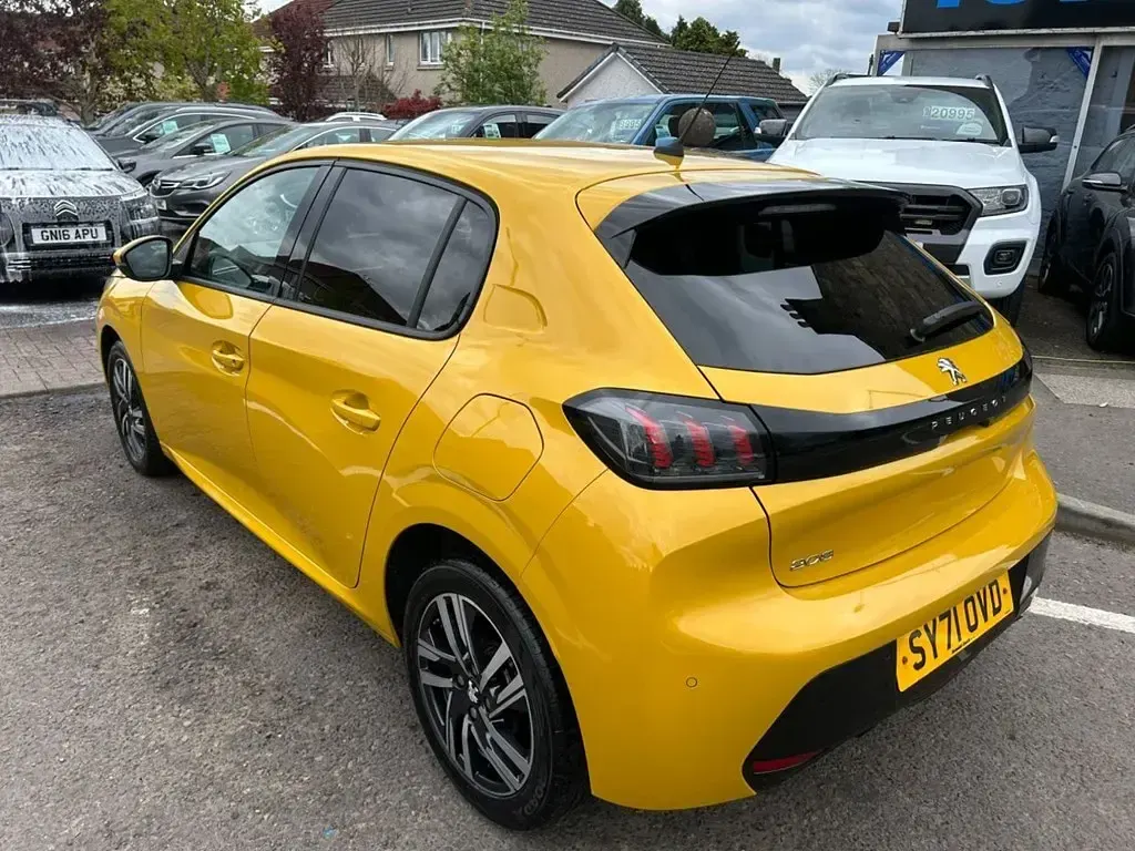 Used Peugeot 208 Allure Premium 100 HP (73 kW) 2021 Yellow Hatchback