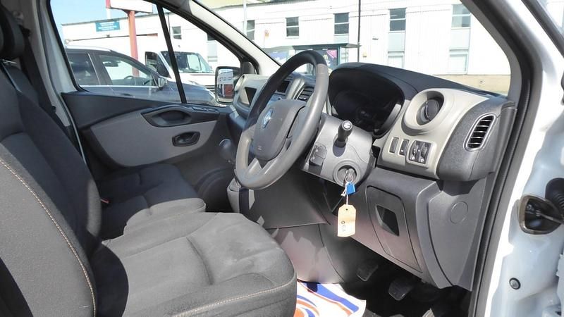 Używany Renault Trafic Business 120 KM (88 kW) 2018 Biały Minivan