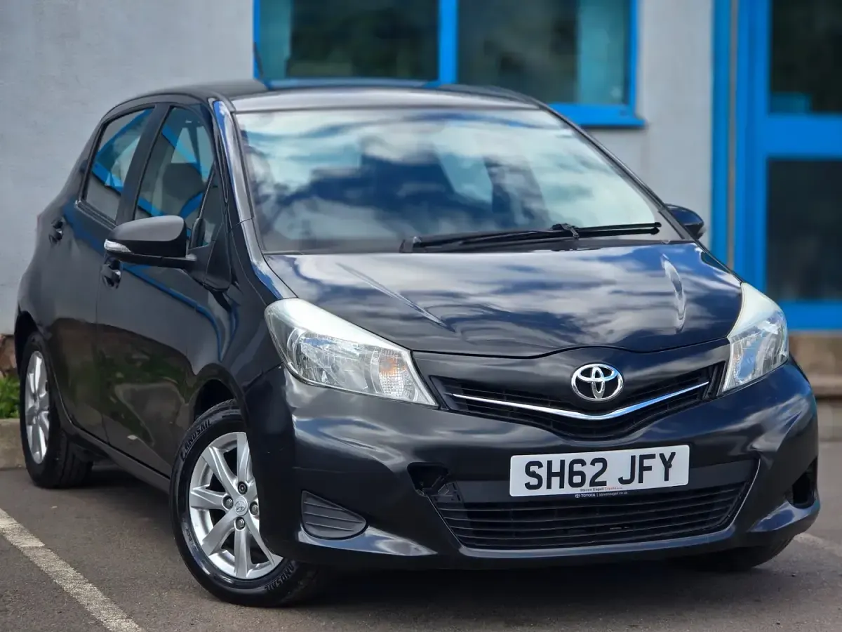 Used Toyota Yaris 99 HP (72 kW) 2012 Black Hatchback