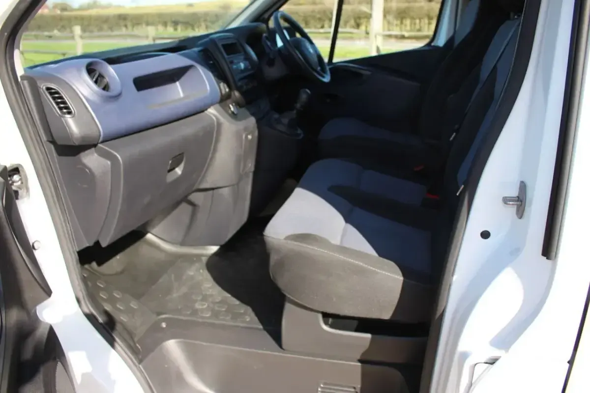 Used Vauxhall Vivaro 120 HP (88 kW) 2019 White MPV