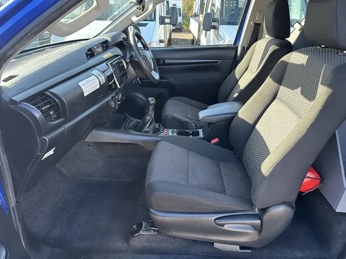 Käytetty Toyota HiLux Active 150 HP (110 kW) 2018 Sininen Nouto