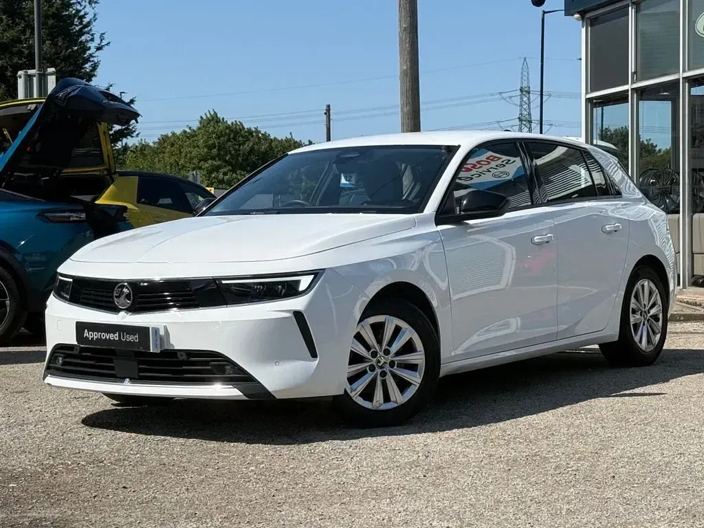 Used Vauxhall Astra Design Edition 130 HP (95 kW) 2023 White Hatchback