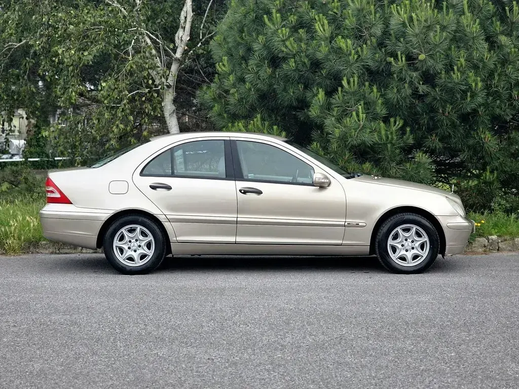 Used Mercedes C220 Classic 143 HP (105 kW) 2003 Beige Sedan