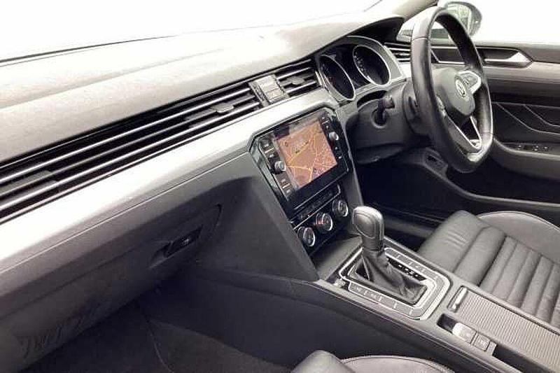 Used VW Passat SEL 150 HP (110 kW) 2020 White Estate