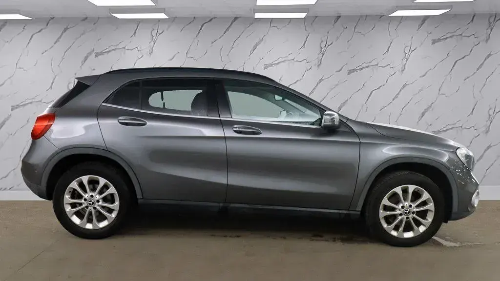 Käytetty Mercedes GLA200 Executive 156 HP (114 kW) 2018 Harmaa Katumaasturi