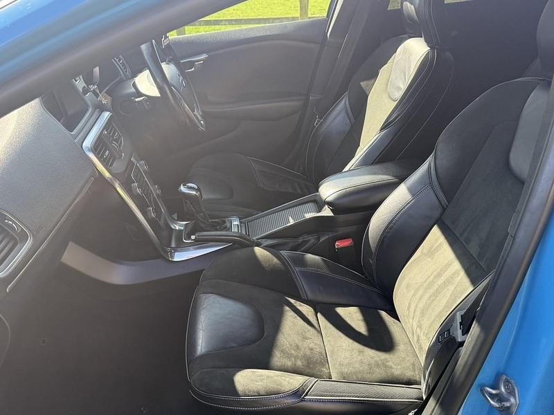 Used Volvo V40 R-Design 115 HP (84 kW) 2015 Blue Hatchback
