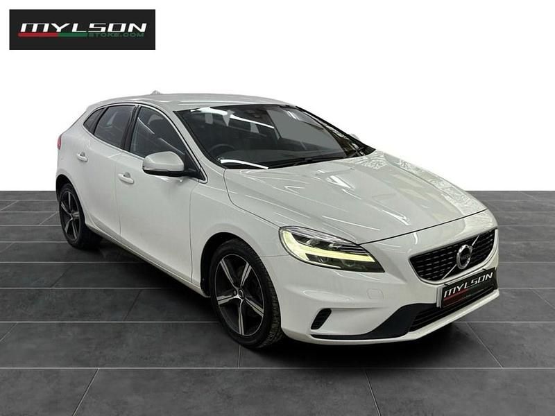 Used Volvo V40 R-Design 122 HP (89 kW) 2017 White Hatchback