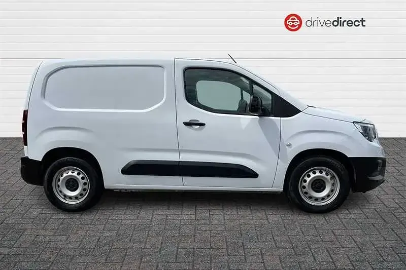 Used Vauxhall Combo 100 kW (136 HP) 2025 White MPV