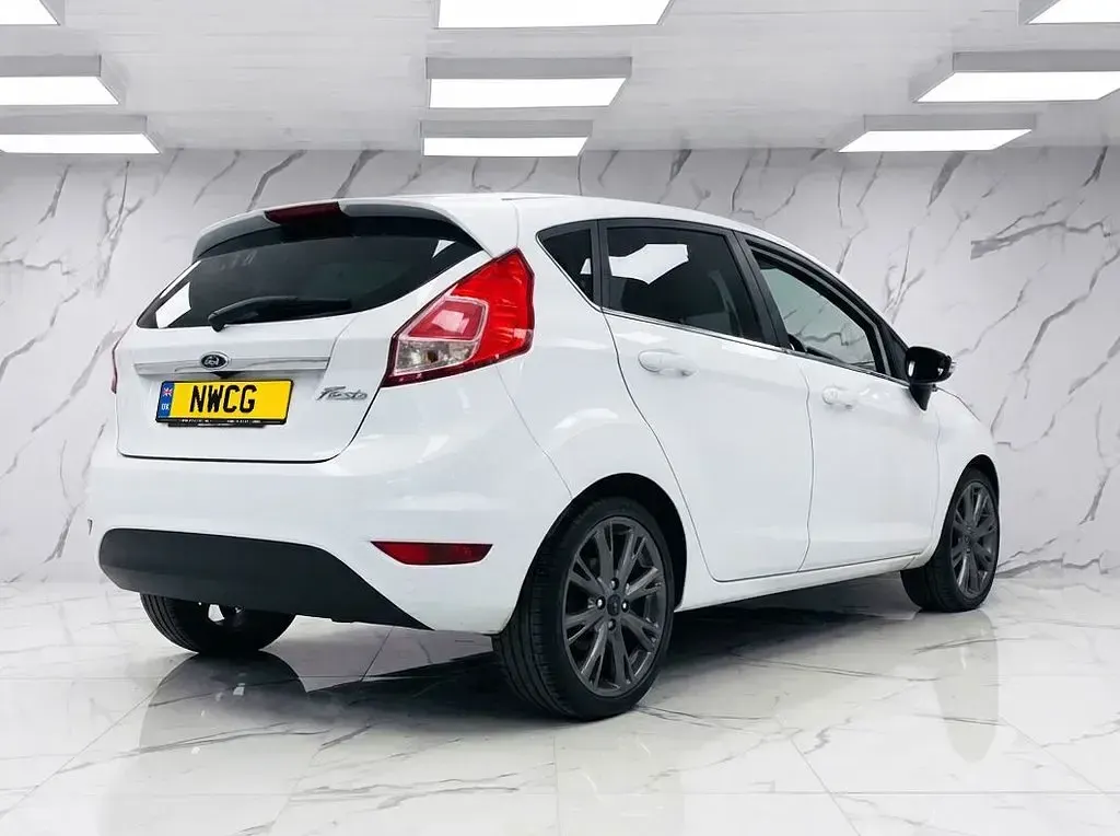 Used Ford Fiesta Titanium 125 HP (91 kW) 2013 White Hatchback