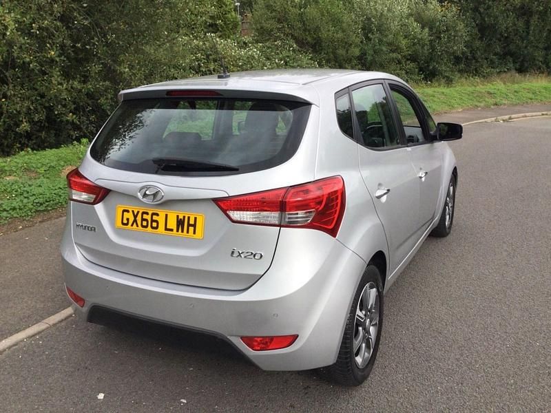 Used Hyundai ix20 SE 125 HP (91 kW) 2016 Silver Hatchback