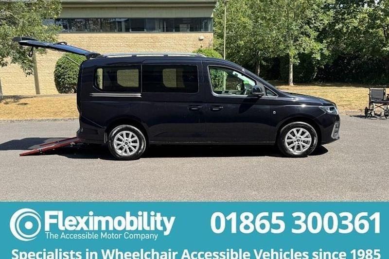 Black Used 2022 Ford Tourneo Connect Titanium MPV | £26,450 (Expensive) - Image 1/1