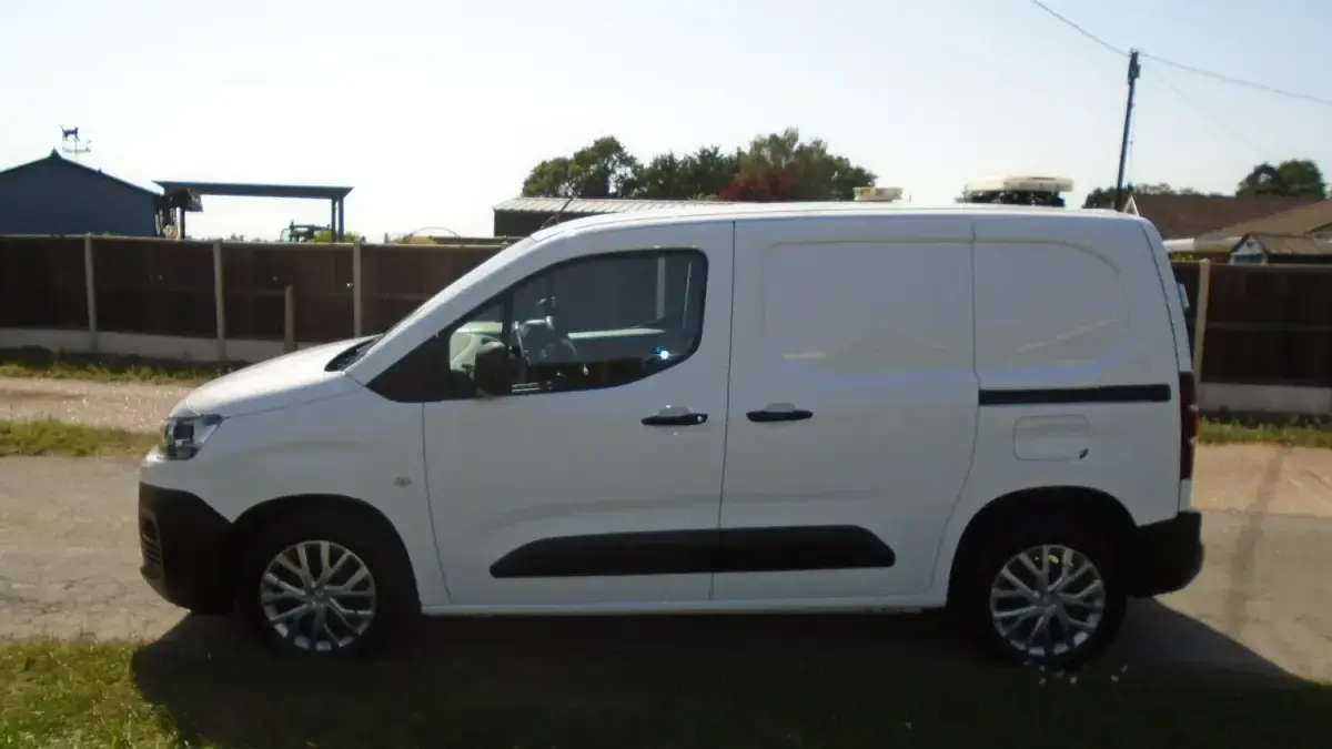 Used Citroën Berlingo Start 100 HP (73 kW) 2019 White MPV
