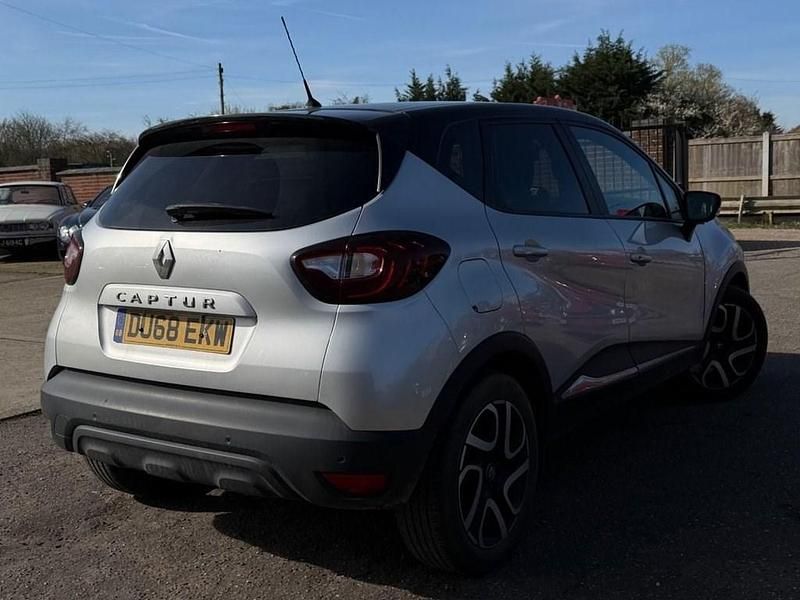 Used Renault Captur Iconic 90 HP (66 kW) 2018 Silver/black SUV