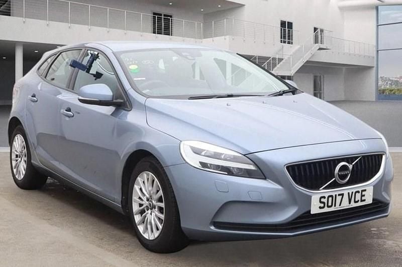 Used Volvo V40 Momentum 152 HP (111 kW) 2017 Blue Hatchback