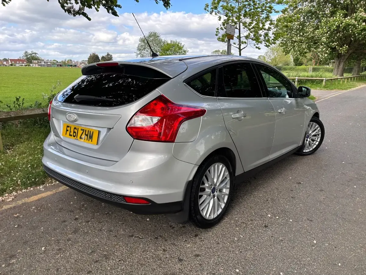 Used Ford Focus Zetec 115 HP (84 kW) 2011 Silver Hatchback