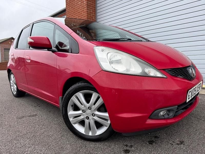 Begagnad Honda Jazz EX 100 HK (73 kW) 2009 Röd Halvkombi