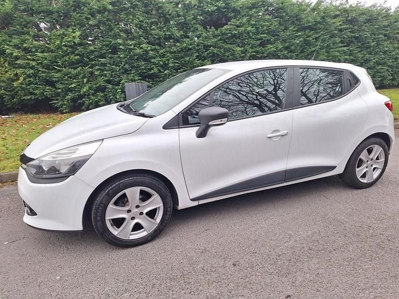 Used Renault Clio IV Expression+ 75 HP (55 kW) 2015 White Hatchback