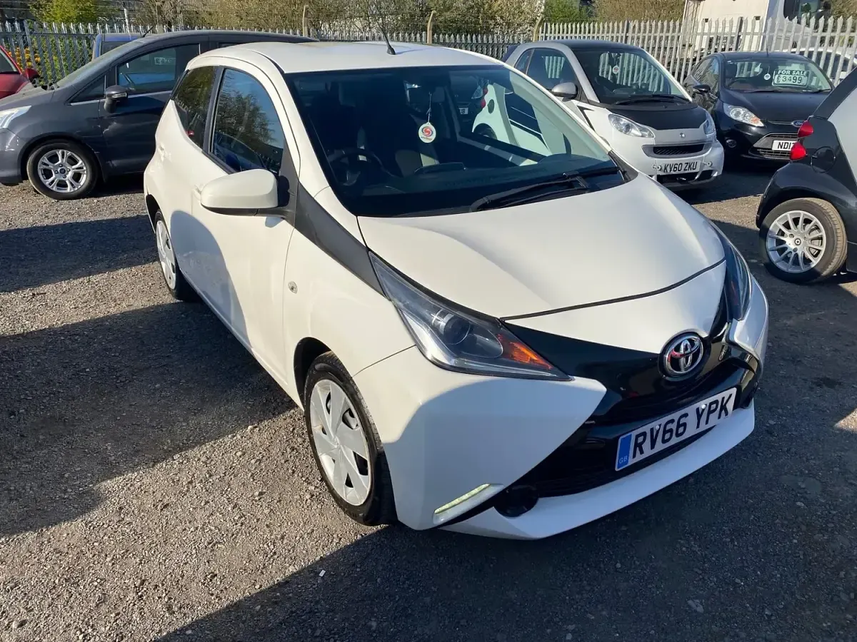 Used Toyota Aygo X-play 69 HP (50 kW) 2016 White Hatchback