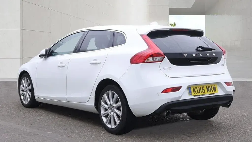 Used Volvo V40 SE Lux 190 HP (139 kW) 2015 White Hatchback