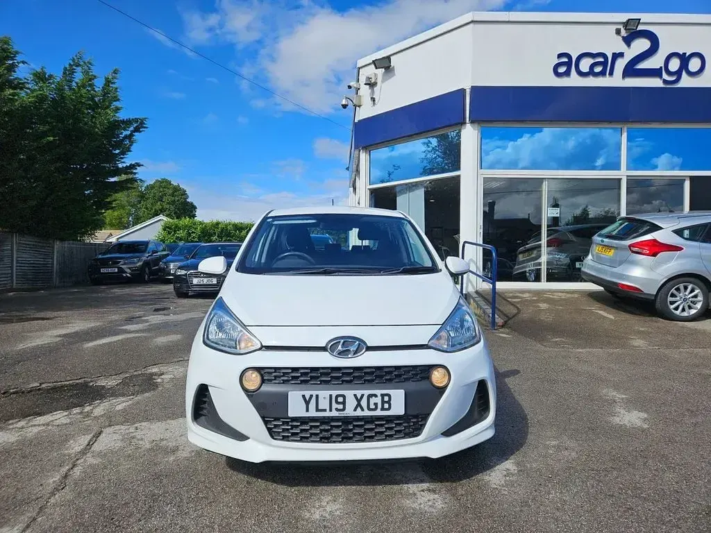 Used Hyundai i10 SE 67 HP (49 kW) 2019 White Hatchback