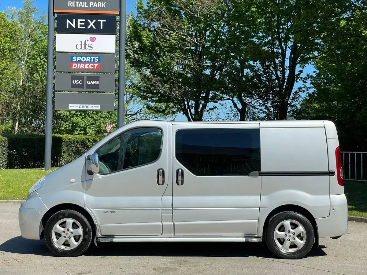 Begagnad Renault Trafic 150 HK (110 kW) 2010 Silver Minibuss